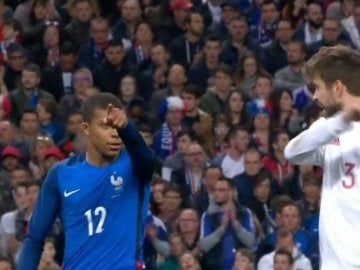 Mbappé dialoga con Piqué durante el Francia - España