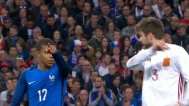 Mbappé y Piqué se cambiaron las camisetas en el descanso del Francia - España