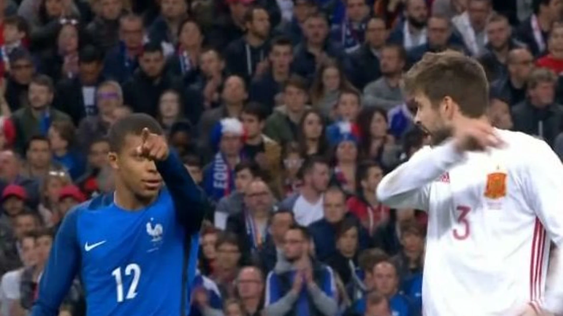 Mbappé dialoga con Piqué durante el Francia - España Mbappé dialoga con Piqué durante el Francia - España