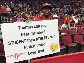 El padre, con una de sus pancartas en la cancha de los Rockets