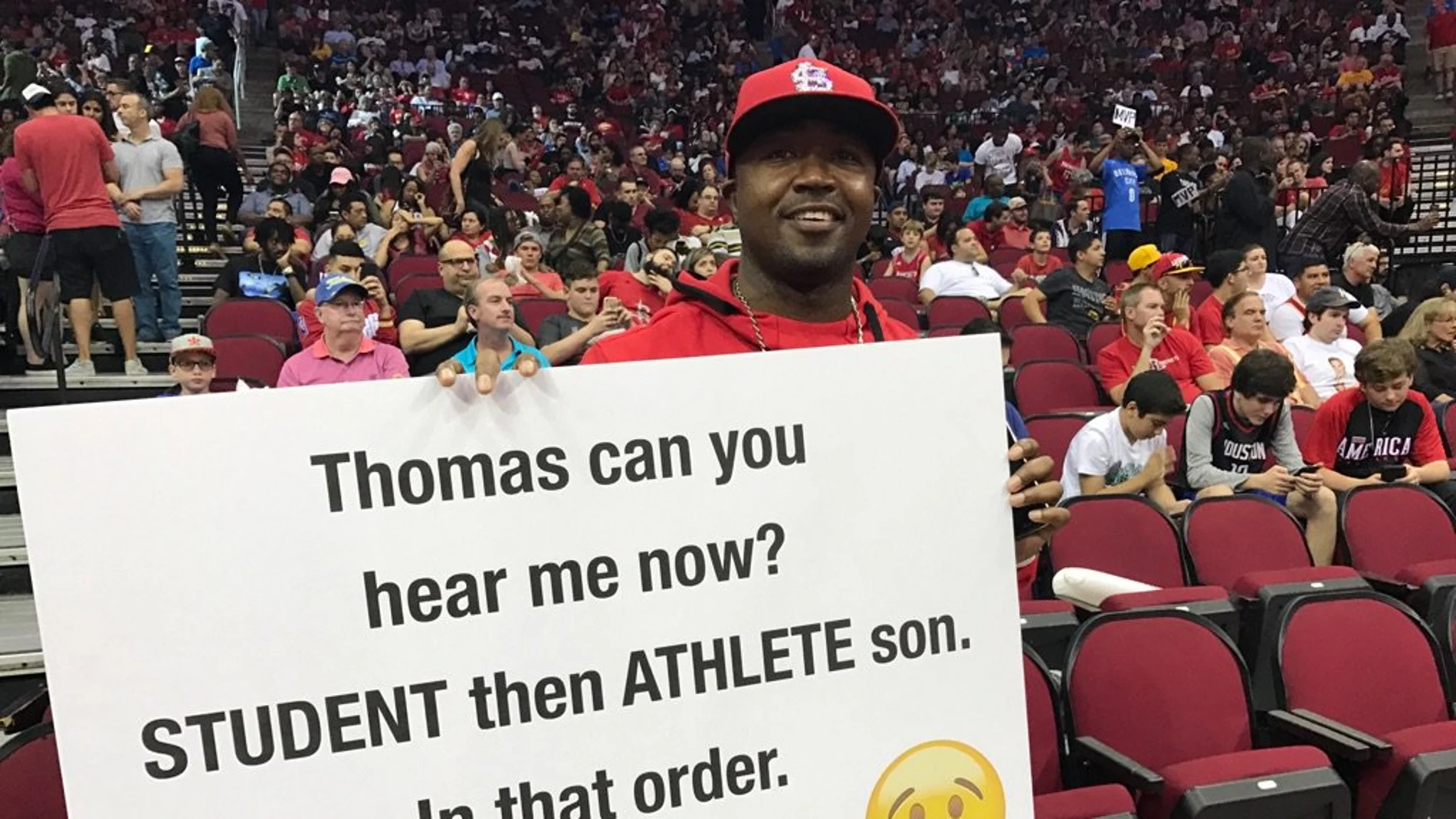 El padre, con una de sus pancartas en la cancha de los Rockets El padre, con una de sus pancartas en la cancha de los Rockets