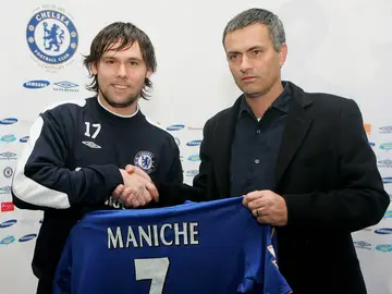 Maniche, con Mourinho en su presentación con el Chelsea Maniche, con Mourinho en su presentación con el Chelsea