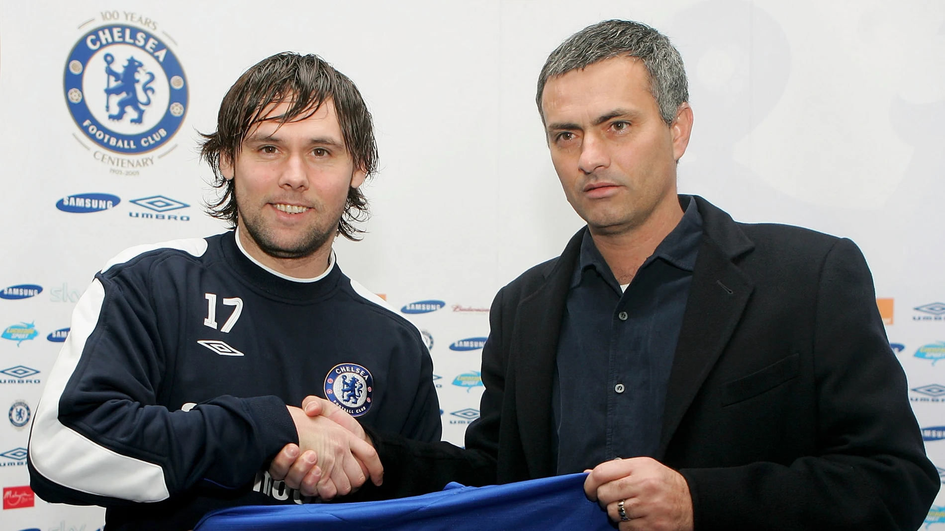 Maniche, con Mourinho en su presentación con el Chelsea Maniche, con Mourinho en su presentación con el Chelsea