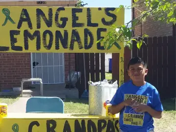 Un niño abre un puesto de limonada con el fin de recaudar fondos para el tratamiento médico de su abuelo. Un niño abre un puesto de limonada con el fin de recaudar fondos para el tratamiento médico de su abuelo.
