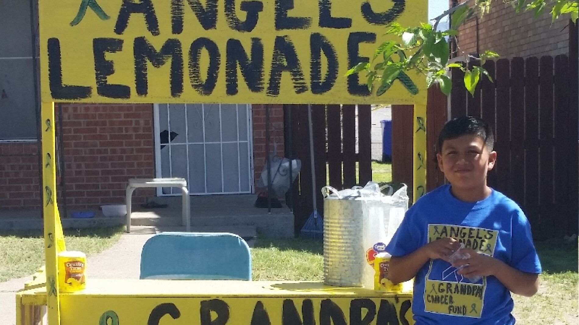 Un ni&ntilde;o abre un puesto de limonada con el fin de recaudar fondos para el tratamiento m&eacute;dico de su abuelo.