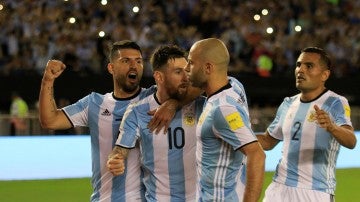 La selección argentina de fútbol celebrando un gol