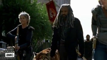 Frame 83.068917 de: 'The Walking Dead': El rey Ezekiel y Shiva entran en acción
