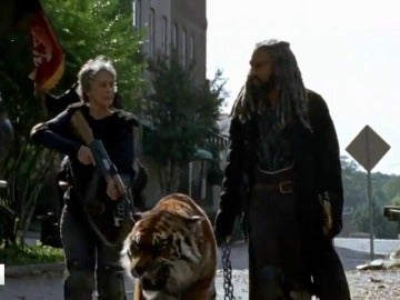 Frame 81.340264 de: 'The Walking Dead': El rey Ezekiel y Shiva entran en acción