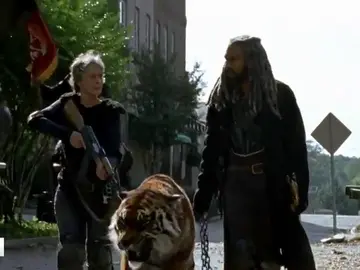 Frame 81.340264 de: 'The Walking Dead': El rey Ezekiel y Shiva entran en acción Frame 81.340264 de: 'The Walking Dead': El rey Ezekiel y Shiva entran en acción