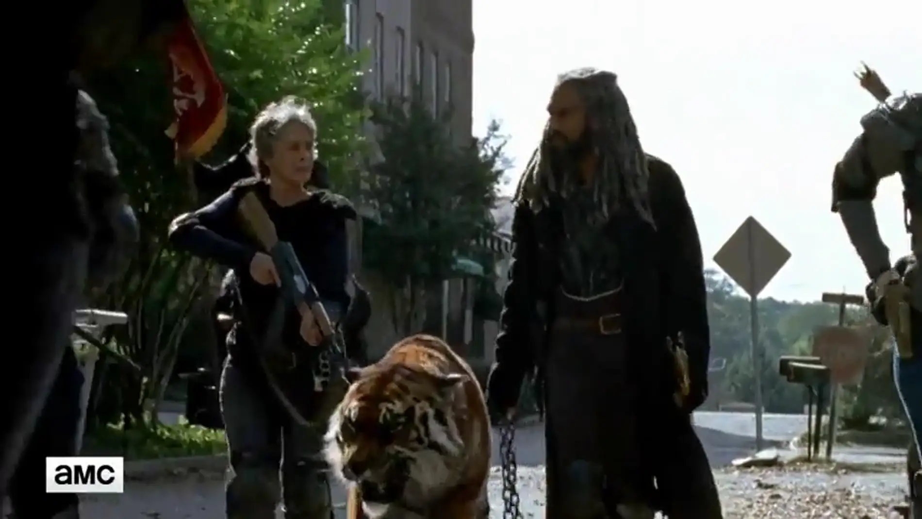 Frame 81.340264 de: 'The Walking Dead': El rey Ezekiel y Shiva entran en acción