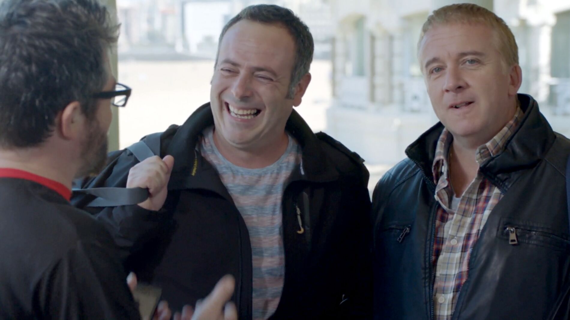 La cuadrilla, torpe y divertida en las tomas falsas