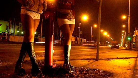 Dos prostitutas en la calle