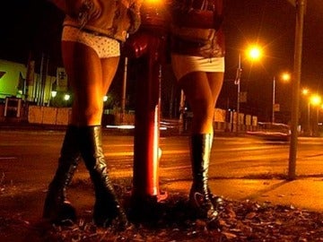 Dos prostitutas en la calle