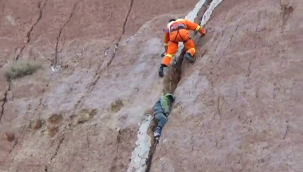 Un bombero rescata a un menor atrapado en un acantilado