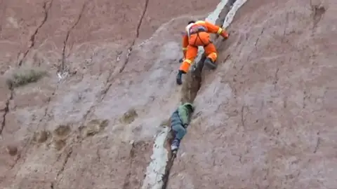 Un bombero rescata a un menor atrapado en un acantilado Un bombero rescata a un menor atrapado en un acantilado