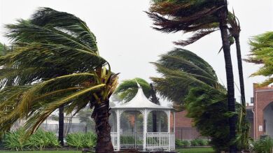 El ciclón tropical 'Debbie' toca tierra en Australia con vientos que pueden alcanzar los 270 kilómetros por hora