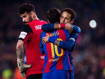 Neymar y Messi celebran un gol con el Barcelona