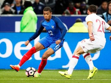 Mbappé encara a Carvajal en el Francia-España