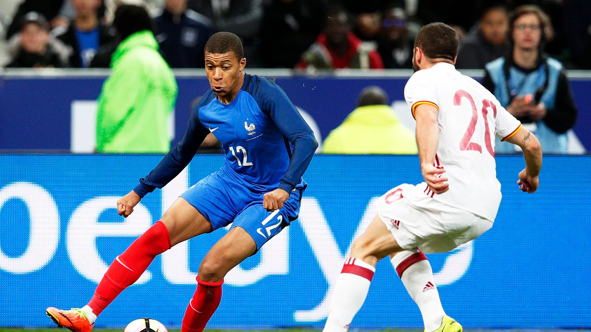Mbappé encara a Carvajal en el Francia-España Mbappé encara a Carvajal en el Francia-España