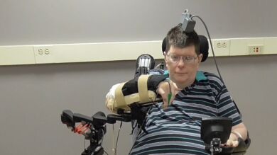 Una prótesis conectada al cerebro permite a un hombre con parálisis volver a valerse por sí mismo