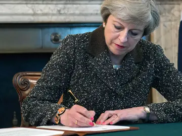Theresa May firma la carta con la que el Reino Unido solicitará formalmente la retirada del país de la UE Theresa May firma la carta con la que el Reino Unido solicitará formalmente la retirada del país de la UE