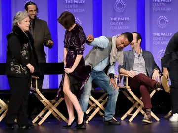 Cuba Gooding Jr levanta la falda a Sarah Pulson Cuba Gooding Jr levanta la falda a Sarah Pulson