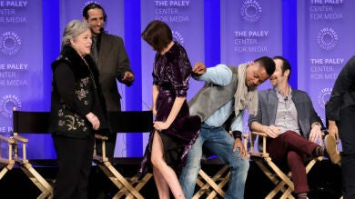 Cuba Gooding Jr levanta la falda a Sarah Paulson y Twitter se cabrea 