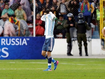 Di María se echa la camiseta a la cabeza ante Bolivia