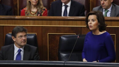 Sáenz de Santamaría acusa a Podemos de desprestigiar a las instituciones