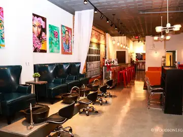 'Clutch Beauty Bar', el salón de belleza incorporado al taller mecánico 'Girls Auto Clinic' 'Clutch Beauty Bar', el salón de belleza incorporado al taller mecánico 'Girls Auto Clinic'