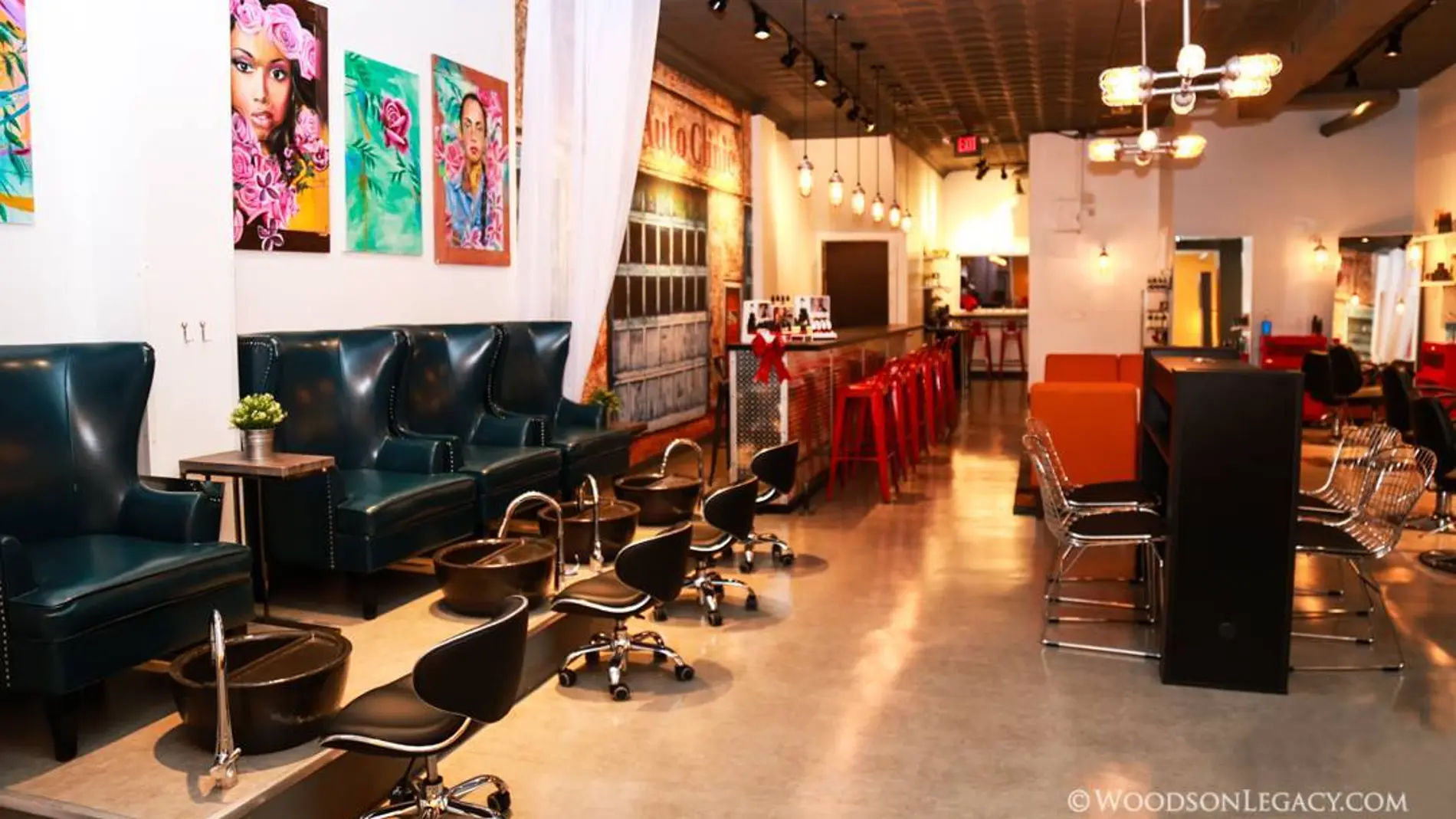 'Clutch Beauty Bar', el salón de belleza incorporado al taller mecánico 'Girls Auto Clinic' 'Clutch Beauty Bar', el salón de belleza incorporado al taller mecánico 'Girls Auto Clinic'