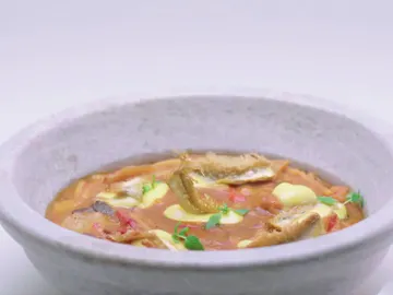 Guiso de patatas, bacalao, fideos, ali-oli y chips de alcachofa Guiso de patatas, bacalao, fideos, ali-oli y chips de alcachofa
