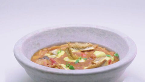 Guiso de patatas, bacalao, fideos, ali-oli y chips de alcachofa