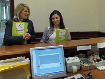 La presidenta de PACMA, Silvia Barquero, junto a la portavoz de la formación, Laura Duarte La presidenta de PACMA, Silvia Barquero, junto a la portavoz de la formación, Laura Duarte