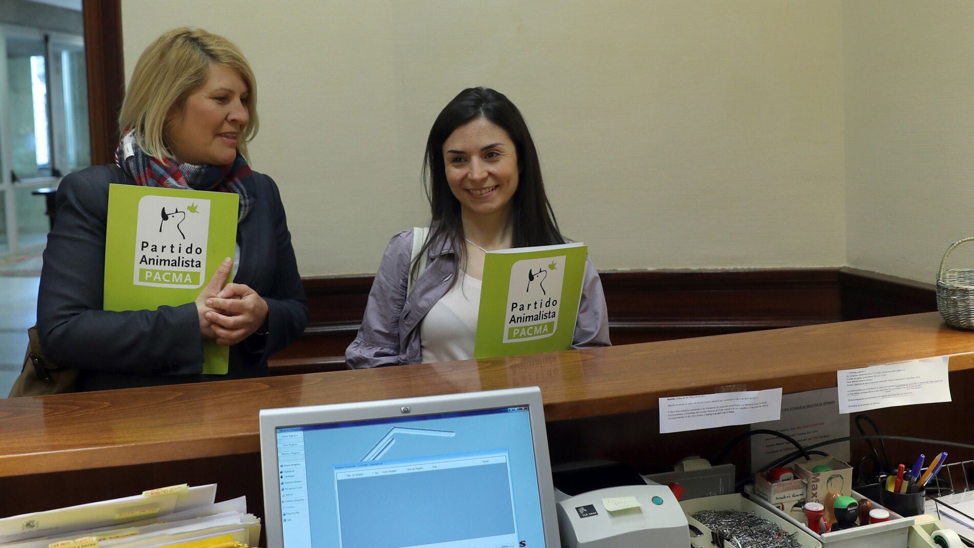 La presidenta de PACMA, Silvia Barquero, junto a la portavoz de la formaci&oacute;n, Laura Duarte
