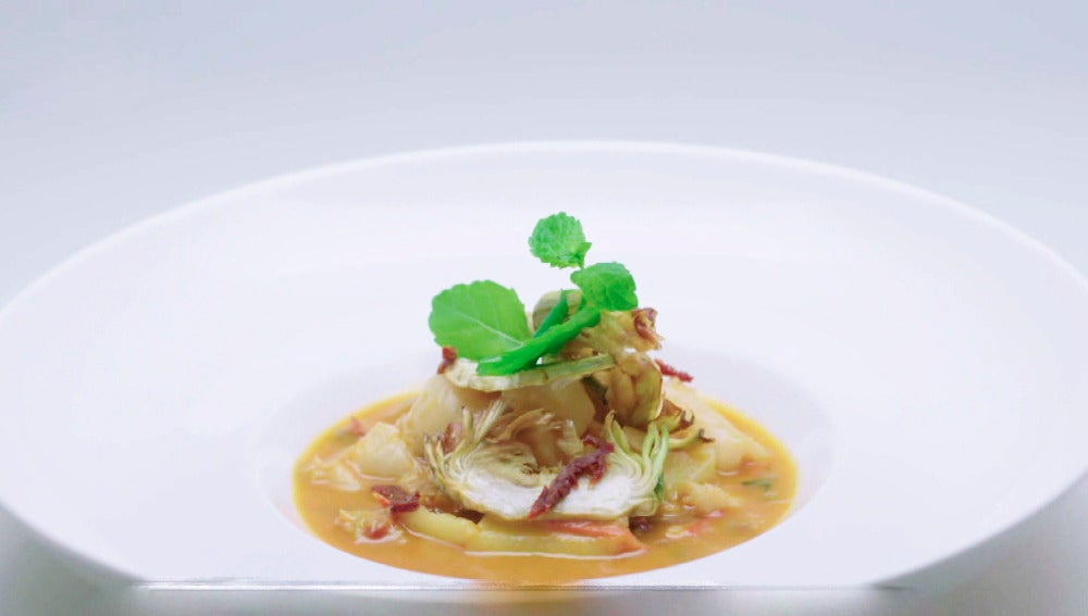 Patatas guisadas con bacalao, sus callos y hierbabuena