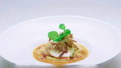Patatas guisadas con bacalao, sus callos y hierbabuena