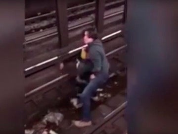Salva la vida a un hombre que cayó a las vías del metro