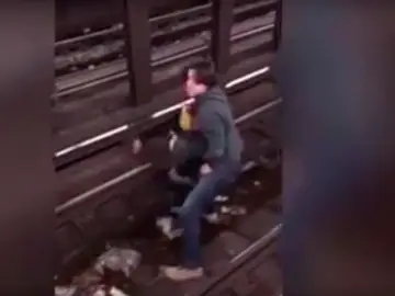 Salva la vida a un hombre que cayó a las vías del metro Salva la vida a un hombre que cayó a las vías del metro