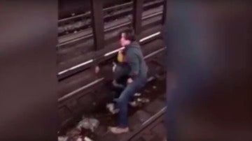 Salva la vida a un hombre que cayó a las vías del metro