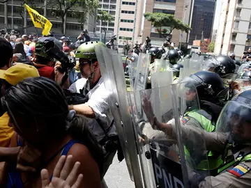 La policía disuelve la marcha opositora en Venezuela La policía disuelve la marcha opositora en Venezuela