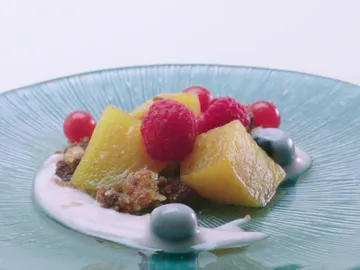 Migas dulces y persimón, especias y frutos rojos Migas dulces y persimón, especias y frutos rojos