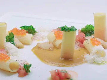 Macarrones con tres texturas de tomate, vieiras, huevas de trucha, chips de melisa y parmesano Macarrones con tres texturas de tomate, vieiras, huevas de trucha, chips de melisa y parmesano