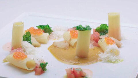Macarrones con tres texturas de tomate, vieiras, huevas de trucha, chips de melisa y parmesano