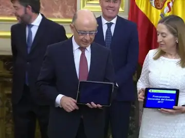 Montoro entrega los PGE en el Congreso Montoro entrega los PGE en el Congreso