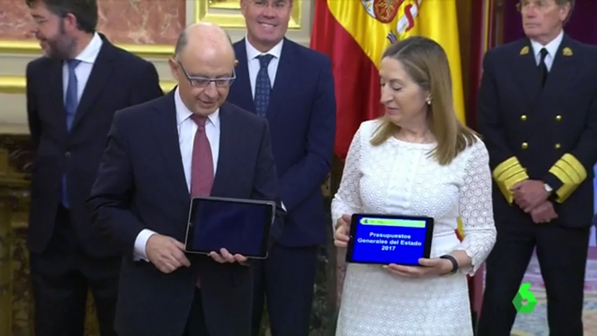 Montoro entrega los PGE en el Congreso Montoro entrega los PGE en el Congreso