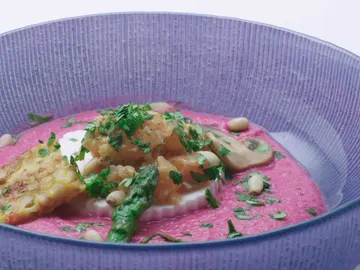 Crema de remolacha, tartar de salmón, queso fresco, verduras salteadas, cilantro y lima Crema de remolacha, tartar de salmón, queso fresco, verduras salteadas, cilantro y lima