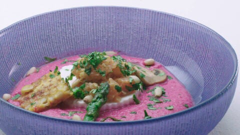Crema de remolacha, tartar de salm&oacute;n, queso fresco, verduras salteadas, cilantro y lima