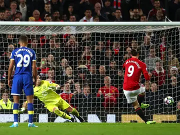 Zlatan Ibrahimovic lanzando un penalti Zlatan Ibrahimovic lanzando un penalti