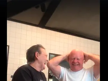 La anciana tras gastar la broma a su marido La anciana tras gastar la broma a su marido